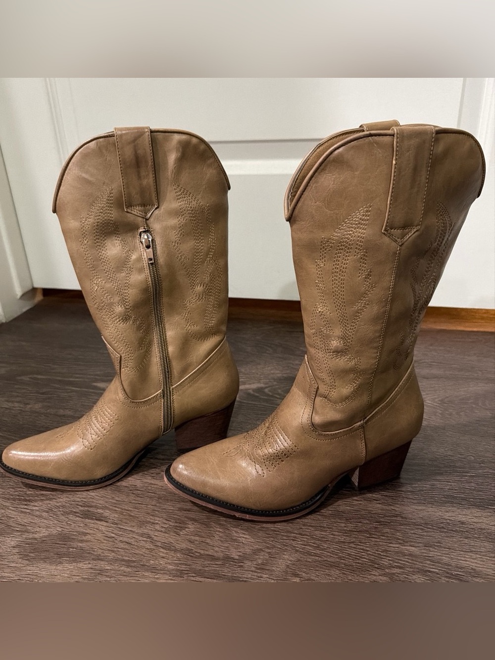 Arider girl Tan leather cowboy boots with embossed stitching size 5.5